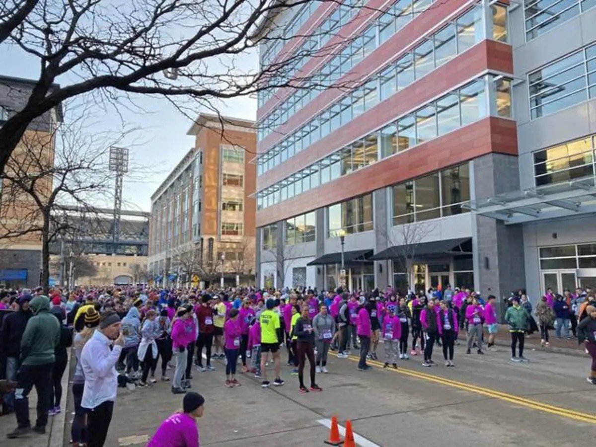 Crowd of participants at Turkey Trot in Downtown Pittsburgh
